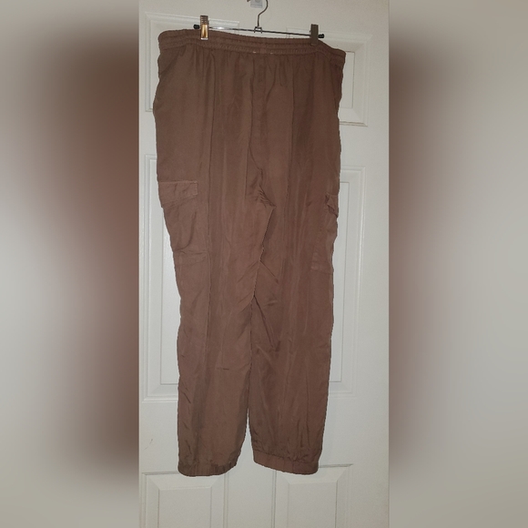 Love Tree Brown Cargo Pants Says 2X but more of a 1X - Picture 2 of 3